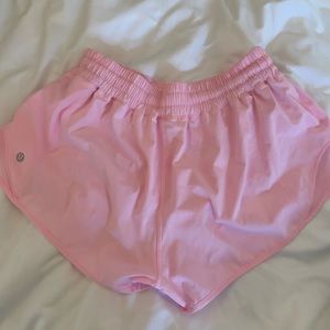Lululemon hotty hot low wasted 2.5” short pink